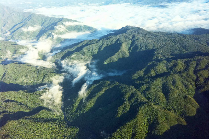 dinh nui nhin tu xa
